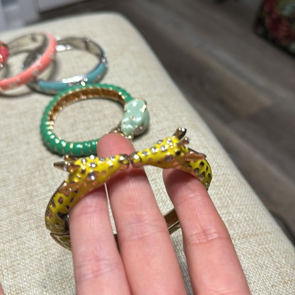 Lot of bright colored bangles! - Picture 4 of 10